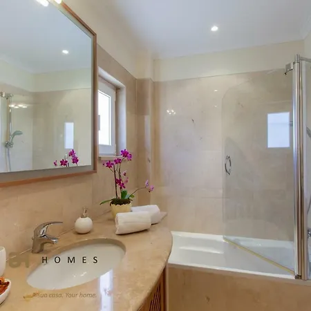 Greice Homes 3 Bedroom En-suite Victoria Boulevard Holiday home *